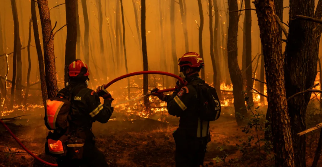 Χαρακτηριστικά mega fire απέκτησε πλέον η φωτιά στο Πόρτο Γερμενό: Τεράστιες φλόγες υψώνονται δεκάδες μέτρα, οπισθοχωρούν οι πυροσβέστες Χαρακτηριστικά mega fire απέκτησε πλέον η φωτιά στο Πόρτο Γερμενό: Τεράστιες φλόγες υψώνονται δεκάδες μέτρα, οπισθοχωρούν οι πυροσβέστες