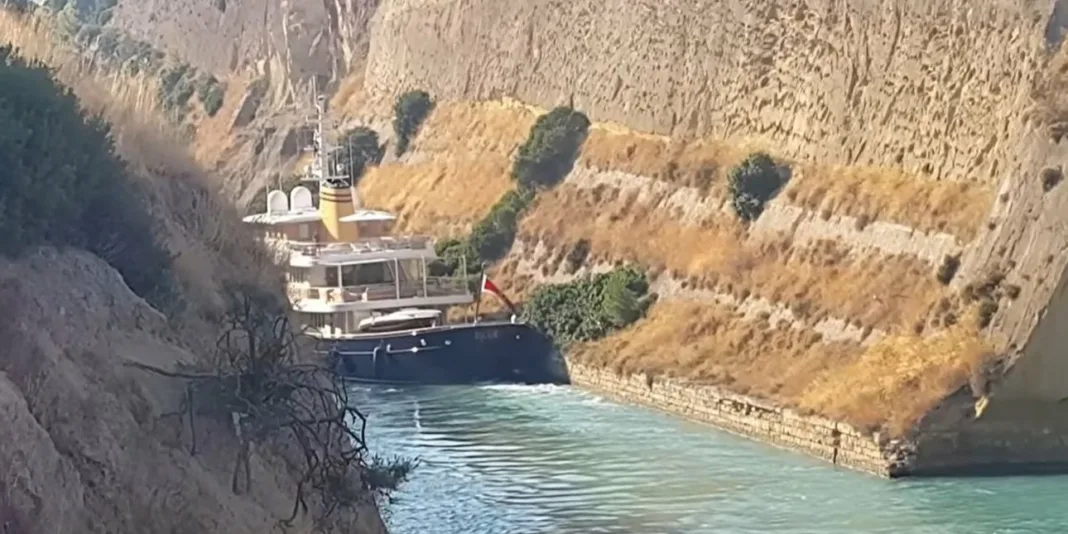 Πολυτελές γιοτ “βρήκε” στα πρανή του Ισθμού της Κορίνθου Πολυτελές γιοτ “βρήκε” στα πρανή του Ισθμού της Κορίνθου
