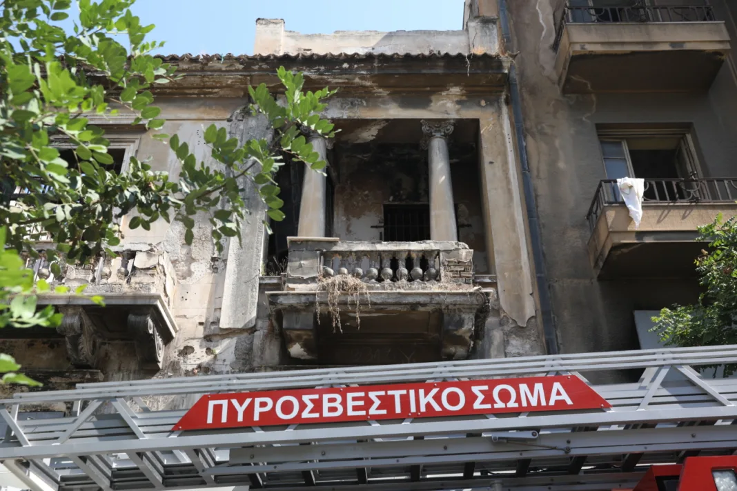 Πυρκαγιά σε ακατοίκητο κτήριο στην Κουμουνδούρου, απεγκλωβίστηκε ένα άτομο Πυρκαγιά σε ακατοίκητο κτήριο στην Κουμουνδούρου, απεγκλωβίστηκε ένα άτομο