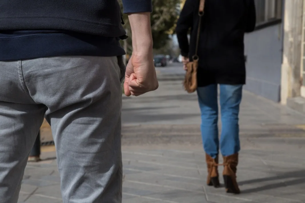 Φυλάκιση 8 μηνών σε άνδρα που είχε γίνει η «σκιά» νεαρής στη Θεσσαλονίκη: «Με είχε απειλήσει στην ερωτική πράξη ότι θα με σκοτώσει» Φυλάκιση 8 μηνών σε άνδρα που είχε γίνει η «σκιά» νεαρής στη Θεσσαλονίκη: «Με είχε απειλήσει στην ερωτική πράξη ότι θα με σκοτώσει»