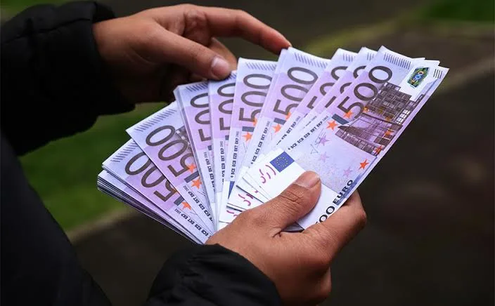 Απάτη-μαμούθ 40.000.000 ευρώ με παράνομες επιστροφές φόρου-Ελέγχονται 46 πρόσωπα και 152 εταιρείες Απάτη-μαμούθ 40.000.000 ευρώ με παράνομες επιστροφές φόρου-Ελέγχονται 46 πρόσωπα και 152 εταιρείες