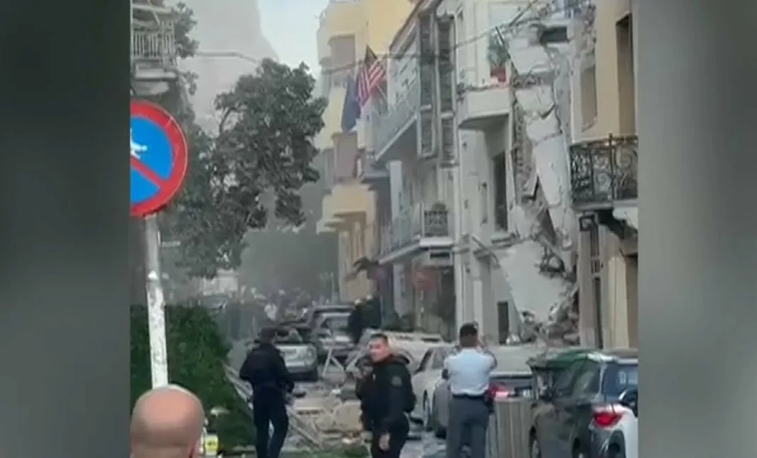 Ισχυρή έκρηξη σε κτήριο στην Πλάκα-Ένας τραυματίας και αναφορές για εγκλωβισμένο άτομο (Βίντεο και φωτογραφίες) Ισχυρή έκρηξη σε κτήριο στην Πλάκα-Ένας τραυματίας και αναφορές για εγκλωβισμένο άτομο (Βίντεο και φωτογραφίες)