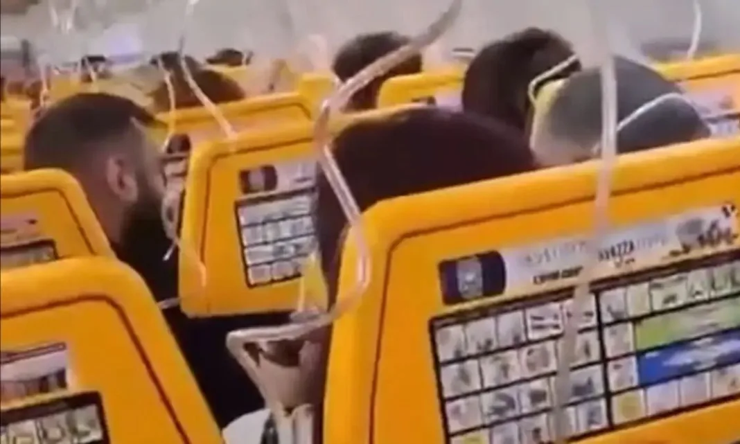 Ryanair: «Δεν βγήκε από το παράθυρο» – Δίνει τη δική της εκδοχή για τον επιβάτη που τραυματίστηκε Ryanair: «Δεν βγήκε από το παράθυρο» – Δίνει τη δική της εκδοχή για τον επιβάτη που τραυματίστηκε
