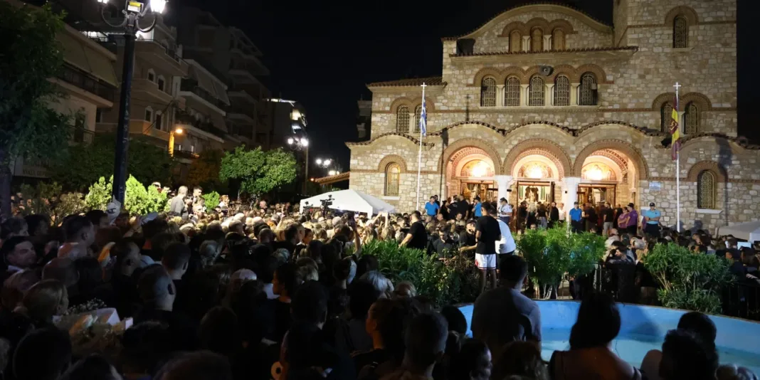 Γιώργος Μαζωνάκης: Χιλιάδες κόσμου συρρέουν στη λαϊκή αγρυπνία-Στις 13:00 το τελευταίο “αντίο” (Βίντεο και φωτογραφίες) Γιώργος Μαζωνάκης: Χιλιάδες κόσμου συρρέουν στη λαϊκή αγρυπνία-Στις 13:00 το τελευταίο “αντίο” (Βίντεο και φωτογραφίες)