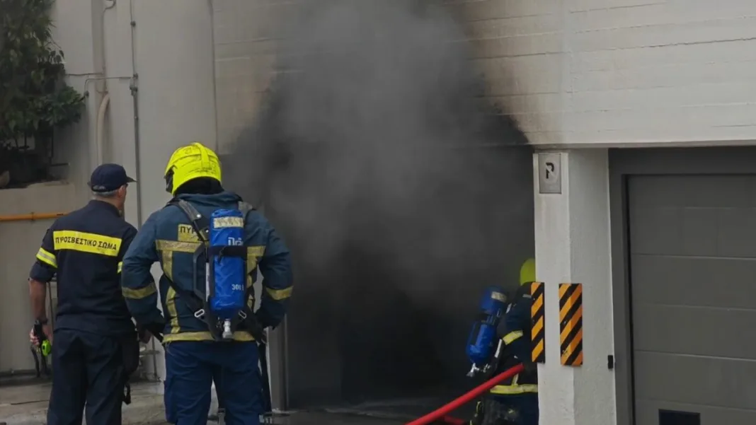 Συναγερμός στην Ακρόπολη: Φωτιά με εκρήξεις σε υβριδικό αυτοκίνητο μέσα σε πάρκινγκ Συναγερμός στην Ακρόπολη: Φωτιά με εκρήξεις σε υβριδικό αυτοκίνητο μέσα σε πάρκινγκ
