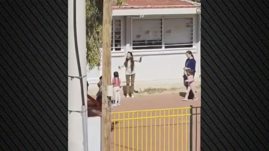 Άνω Λιόσια: Σάλος με νηπιαγωγό-Φωνάζει έξαλλη σε παιδάκια «σας έφαγα τα χέρια» (βίντεο) Άνω Λιόσια: Σάλος με νηπιαγωγό-Φωνάζει έξαλλη σε παιδάκια «σας έφαγα τα χέρια» (βίντεο)