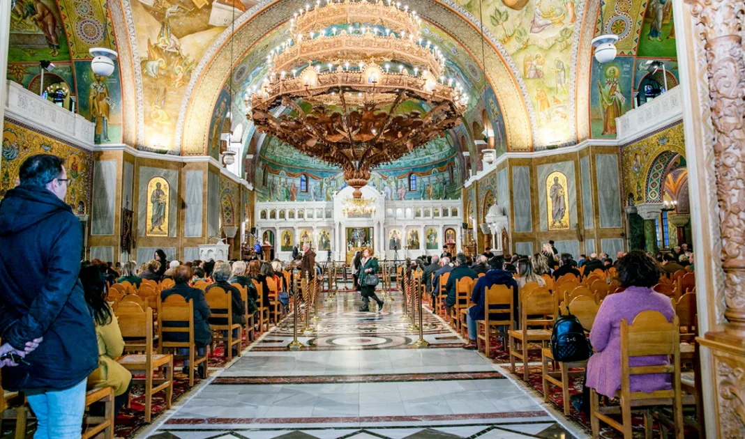 Μεθυσμένος άνδρας μπήκε γυμνός σε εκκλησία στο Μενίδι την ώρα της κηδείας-Χτύπησε τον επίτροπο Μεθυσμένος άνδρας μπήκε γυμνός σε εκκλησία στο Μενίδι την ώρα της κηδείας-Χτύπησε τον επίτροπο
