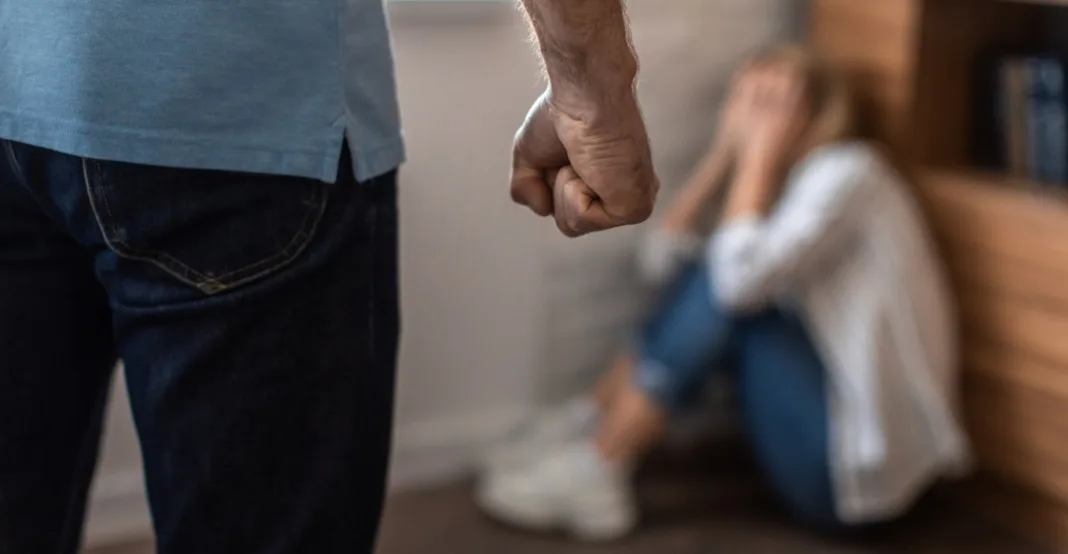 Άγρια επίθεση στον Πύργο: Πρώην σύντροφος 36χρονης χτύπησε με ρόπαλα εκείνη και τον πατέρα της Άγρια επίθεση στον Πύργο: Πρώην σύντροφος 36χρονης χτύπησε με ρόπαλα εκείνη και τον πατέρα της