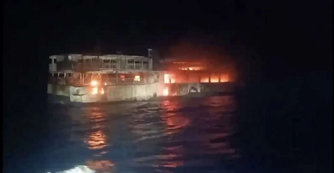 Πέντε νεκροί και 87 αγνοούμενοι από φωτιά σε επιβατικό πλοίο στις Φιλιππίνες (Βίντεο) Πέντε νεκροί και 87 αγνοούμενοι από φωτιά σε επιβατικό πλοίο στις Φιλιππίνες (Βίντεο)