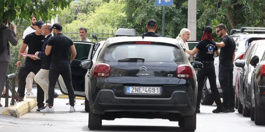 Θάνατος Μαζωνάκη: Με χειροπέδες στον ανακριτή οι δύο γιατροί (Βίντεο και φωτογραφίες) Θάνατος Μαζωνάκη: Με χειροπέδες στον ανακριτή οι δύο γιατροί (Βίντεο και φωτογραφίες)