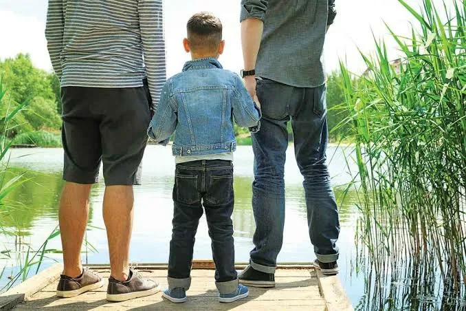 Έντονες αντιδράσεις για σχολικά βιβλία Δημοτικού που παρουσιάζουν οικογένειες με γονείς ίδιου φύλου Έντονες αντιδράσεις για σχολικά βιβλία Δημοτικού που παρουσιάζουν οικογένειες με γονείς ίδιου φύλου