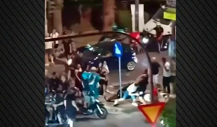 Καβγάς οδηγών στην Πέτρου Ράλλη κατέληξε σε άγρια καταδίωξη και συμπλοκή με τραυματίες (βίντεο) Καβγάς οδηγών στην Πέτρου Ράλλη κατέληξε σε άγρια καταδίωξη και συμπλοκή με τραυματίες (βίντεο)