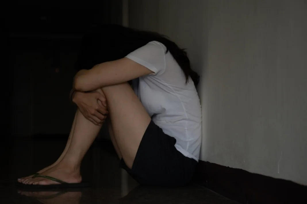Βρετανός νάρκωνε και κακοποιούσε σεξουαλικά τη σύζυγό του για πάνω από 20 χρόνια, δικάζεται μαζί με άλλους 12 άνδρες Βρετανός νάρκωνε και κακοποιούσε σεξουαλικά τη σύζυγό του για πάνω από 20 χρόνια, δικάζεται μαζί με άλλους 12 άνδρες