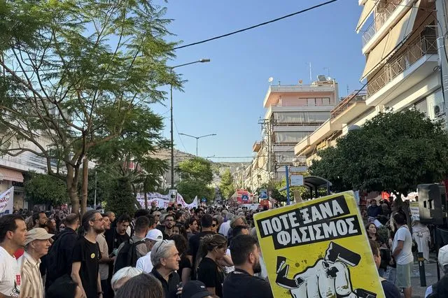 Παύλος Φύσσας: Χιλιάδες κόσμου στην αντιφασιστική πορεία στο Κερατσίνι Παύλος Φύσσας: Χιλιάδες κόσμου στην αντιφασιστική πορεία στο Κερατσίνι