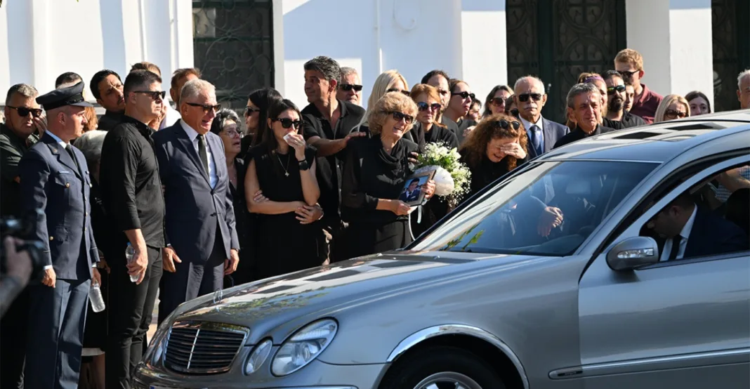 Πύργος: Ανείπωτη θλίψη στο τελευταίο «αντίο» στον επισμηναγό Γιάννη Μπλέσια που σκοτώθηκε στην Τανάγρα (Βίντεο και εικόνες) Πύργος: Ανείπωτη θλίψη στο τελευταίο «αντίο» στον επισμηναγό Γιάννη Μπλέσια που σκοτώθηκε στην Τανάγρα (Βίντεο και εικόνες)