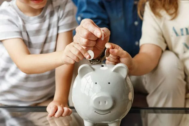 «Κουμπαράς» για παιδιά: 100 ευρώ ο γονέας, 100 το κράτος, πώς μπορούν να συγκεντρωθούν έως 77.000 ευρώ «Κουμπαράς» για παιδιά: 100 ευρώ ο γονέας, 100 το κράτος, πώς μπορούν να συγκεντρωθούν έως 77.000 ευρώ
