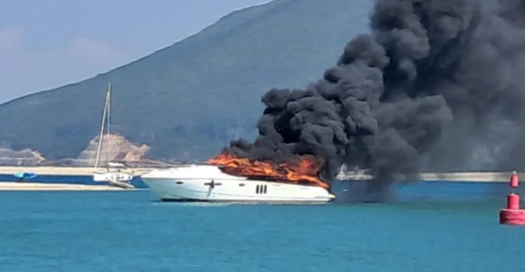 Θαλαμηγός τυλίχθηκε στις φλόγες στη Λευκάδα: Διασώθηκαν οι τρεις επιβαίνοντες (βίντεο) Θαλαμηγός τυλίχθηκε στις φλόγες στη Λευκάδα: Διασώθηκαν οι τρεις επιβαίνοντες (βίντεο)