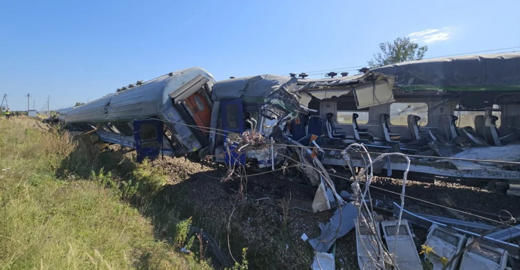 Τουλάχιστον ένας νεκρός και 20 τραυματίες μετά από σύγκρουση τρένου με μπετονιέρα στην Πολωνία (Βίντεο) Τουλάχιστον ένας νεκρός και 20 τραυματίες μετά από σύγκρουση τρένου με μπετονιέρα στην Πολωνία (Βίντεο)
