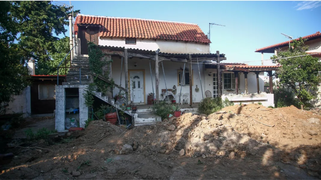 Στο υπόγειο του σπιτιού στο Μαραθώνα βρέθηκε η ηλικιωμένη, τυλιγμένη σε νάιλον Στο υπόγειο του σπιτιού στο Μαραθώνα βρέθηκε η ηλικιωμένη, τυλιγμένη σε νάιλον