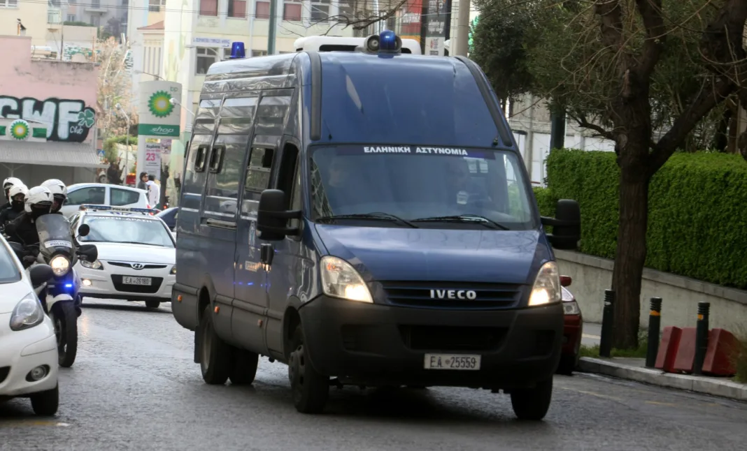 Κινηματογραφική απόδραση κρατουμένου στις Σέρρες – Συνεργοί του έφτασαν… ντυμένοι αστυνομικοί και τον άρπαξαν κατά τη μεταγωγή του Κινηματογραφική απόδραση κρατουμένου στις Σέρρες – Συνεργοί του έφτασαν… ντυμένοι αστυνομικοί και τον άρπαξαν κατά τη μεταγωγή του