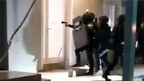«Ντου» πάνοπλων αστυνομικών σε σπίτια Ρομά στη Φυλή για σπείρα με λεία άνω των 250.000 ευρώ (βίντεο) «Ντου» πάνοπλων αστυνομικών σε σπίτια Ρομά στη Φυλή για σπείρα με λεία άνω των 250.000 ευρώ (βίντεο)