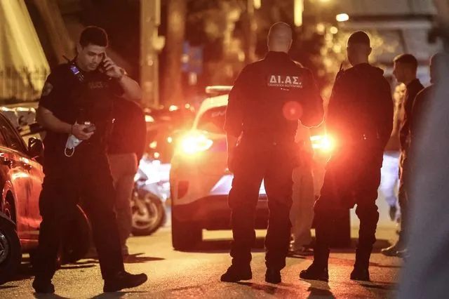 Νίκαια: Έληξε η ομηρία της γυναίκας μετά από επέμβαση της Αστυνομίας στο σπίτι (Βίντεο) Νίκαια: Έληξε η ομηρία της γυναίκας μετά από επέμβαση της Αστυνομίας στο σπίτι (Βίντεο)