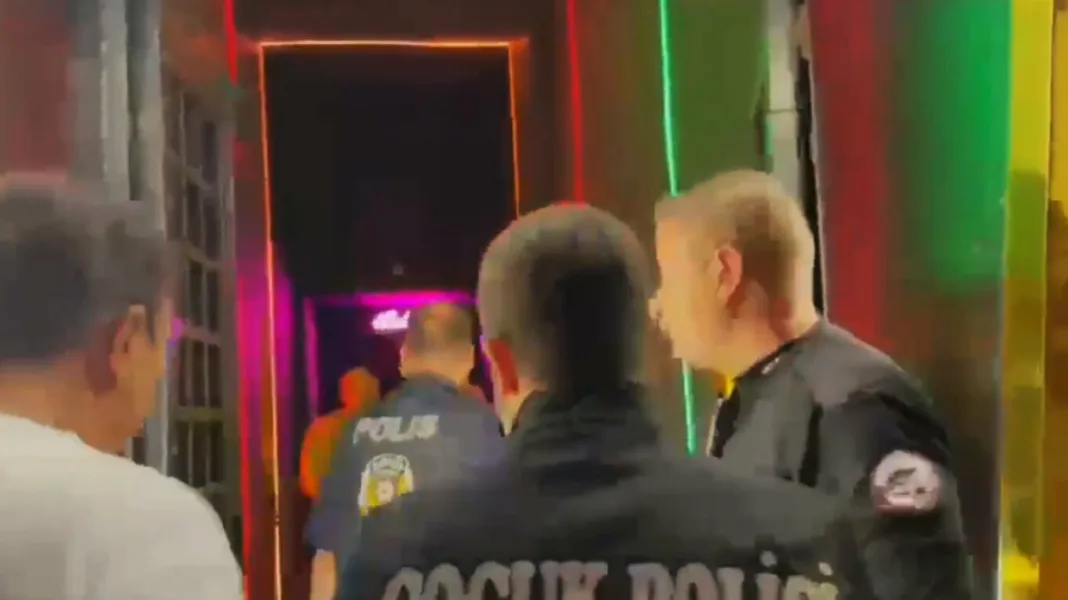 Επιχείρηση της αστυνομίας σε μπαρ και σπίτια ακτιβιστών ΛΟΑΤΚΙ+ στην Τουρκία Επιχείρηση της αστυνομίας σε μπαρ και σπίτια ακτιβιστών ΛΟΑΤΚΙ+ στην Τουρκία