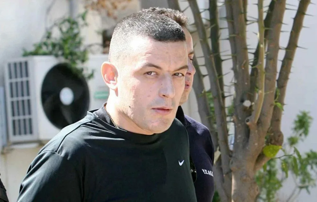 Αλκέτ Ριζάι: Ανθρωποκυνηγητό για τον Αλβανό βαρυποινίτη-Ξανά δραπέτης μετά τους πυροβολισμούς σε beach bar στην Ανάβυσσο Αλκέτ Ριζάι: Ανθρωποκυνηγητό για τον Αλβανό βαρυποινίτη-Ξανά δραπέτης μετά τους πυροβολισμούς σε beach bar στην Ανάβυσσο