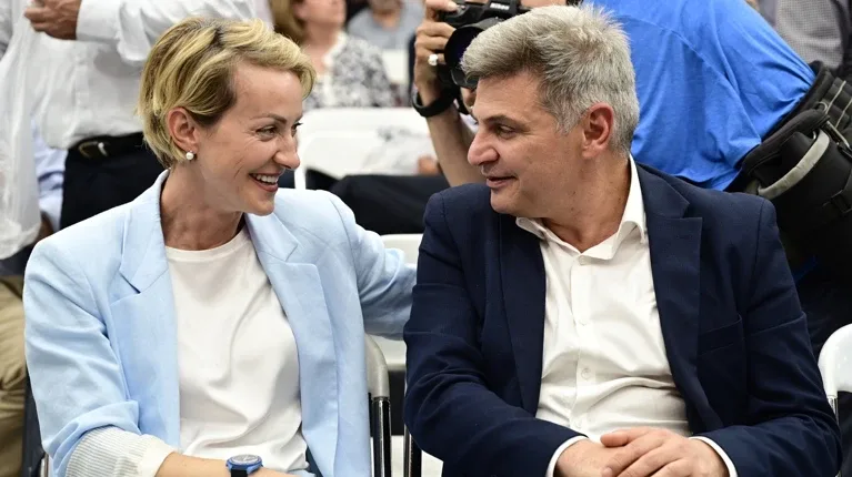 «Χαριεντιζόταν σε υπουργούς», είπε ο Φαραντούρης-Για σεξιστική επίθεση τον καταγγέλλει η Σδούκου «Χαριεντιζόταν σε υπουργούς», είπε ο Φαραντούρης-Για σεξιστική επίθεση τον καταγγέλλει η Σδούκου