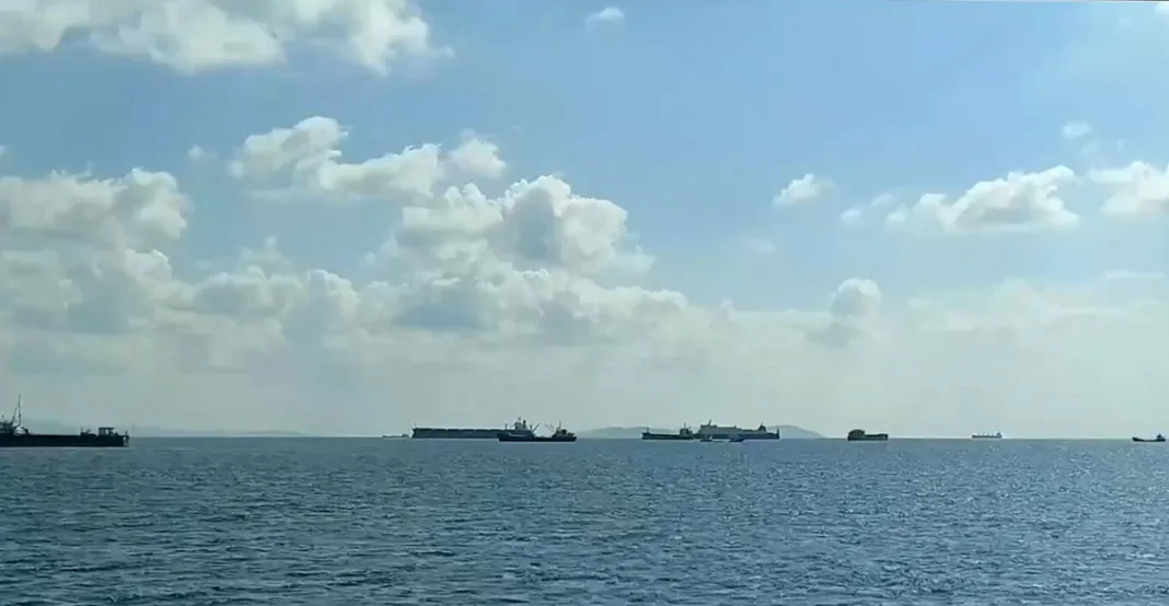 Συγκρούστηκαν πλοία στα ανοιχτά της Κωνσταντινούπολης, αγνοείται το 10μελές πλήρωμα του ενός Συγκρούστηκαν πλοία στα ανοιχτά της Κωνσταντινούπολης, αγνοείται το 10μελές πλήρωμα του ενός