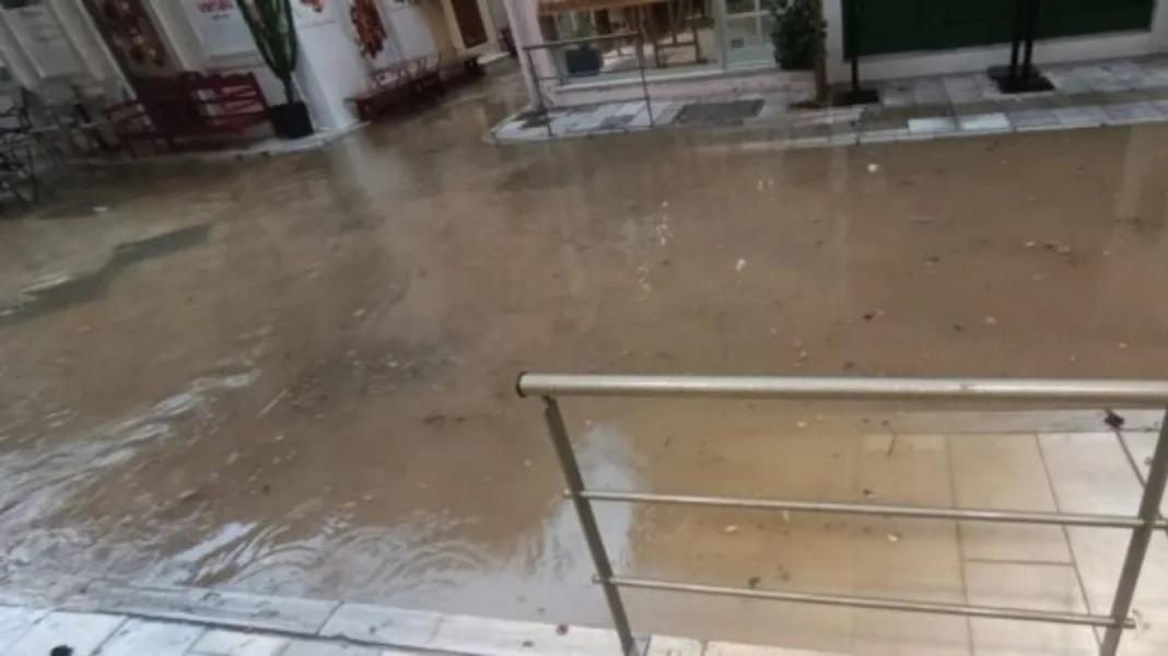 Ισχυρή καταιγίδα στη Σύρο, προβλήματα σε δρόμους και στο κέντρο της Ερμούπολης Ισχυρή καταιγίδα στη Σύρο, προβλήματα σε δρόμους και στο κέντρο της Ερμούπολης