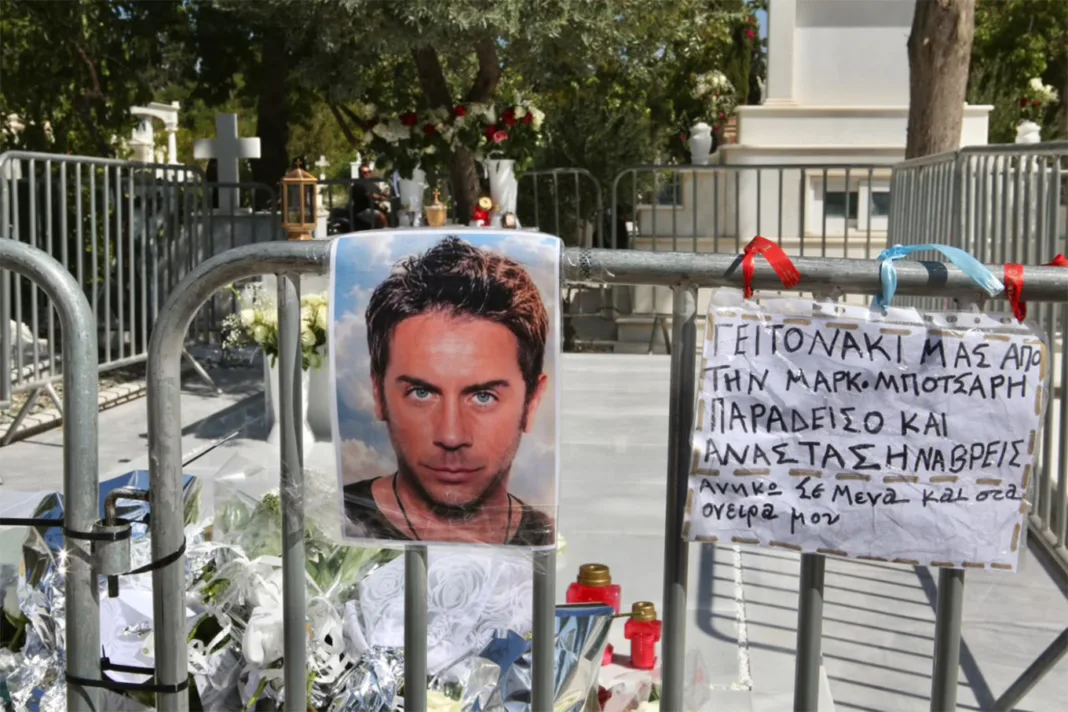 Γιώργος Μαζωνάκης: Βουνό από λουλούδια και μηνύματα στο μνήμα του-Τι ζήτησε η αδερφή του Γιώργος Μαζωνάκης: Βουνό από λουλούδια και μηνύματα στο μνήμα του-Τι ζήτησε η αδερφή του