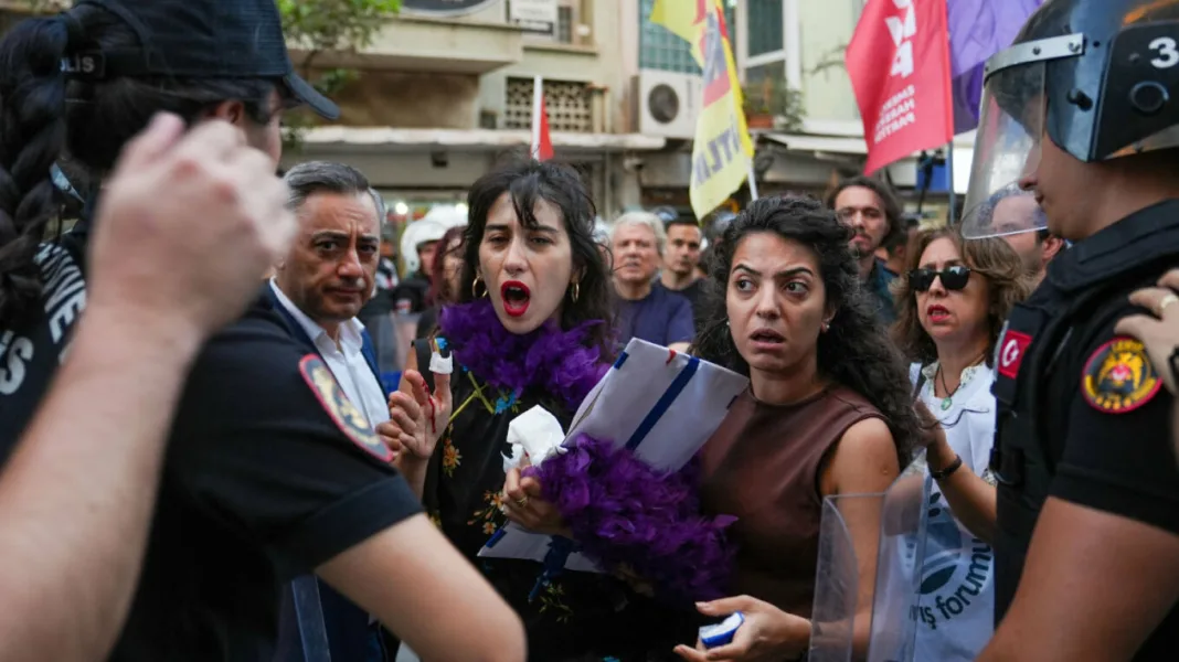 Πάνω από 150 συλλήψεις σε επιχείρηση κατά της ΛΟΑΤΚΙ+ κοινότητας στην Τουρκία Πάνω από 150 συλλήψεις σε επιχείρηση κατά της ΛΟΑΤΚΙ+ κοινότητας στην Τουρκία