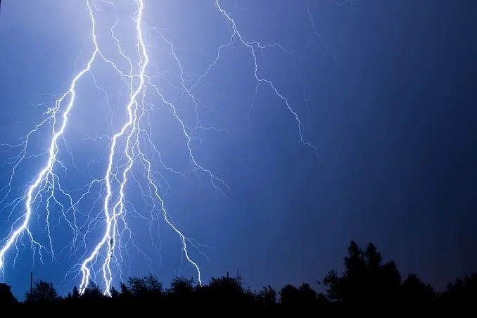 Ρόδος: Νεκρή 58χρονη τουρίστρια από κεραυνό – Τη χτύπησε ενώ περπατούσε με τον σύζυγό της Ρόδος: Νεκρή 58χρονη τουρίστρια από κεραυνό – Τη χτύπησε ενώ περπατούσε με τον σύζυγό της