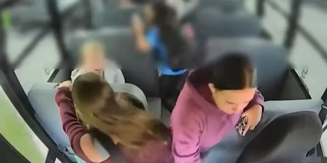 Μαθήτρια στις ΗΠΑ σταμάτησε σχολικό λεωφορείο όταν ο οδηγός κατέρρευσε (βίντεο) Μαθήτρια στις ΗΠΑ σταμάτησε σχολικό λεωφορείο όταν ο οδηγός κατέρρευσε (βίντεο)